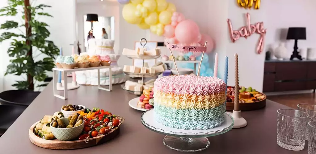 rainbow cake sur table baby shower gateau cupcakes ballon