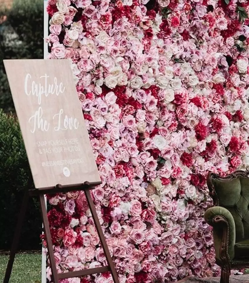 decor fond photobooth mur fleurs rose decoration photocall fauteuil velour