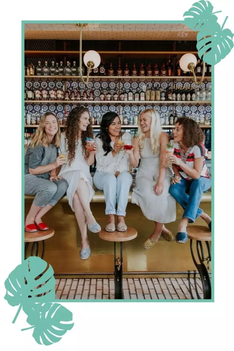 evjf photobooth photo groupe femme bar tabouret rigolade cadre contour fleur