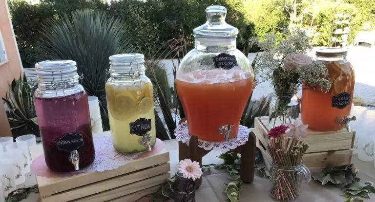 bar à cocktail sans alcool jus framboise citron orange mangue dans un fontaine jar mocktail