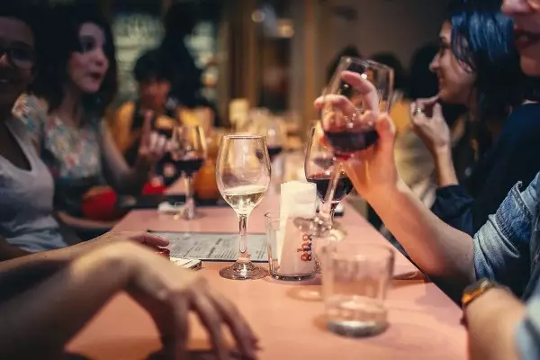 anniversaire restaurant tablée verres de vin jeune adulte
