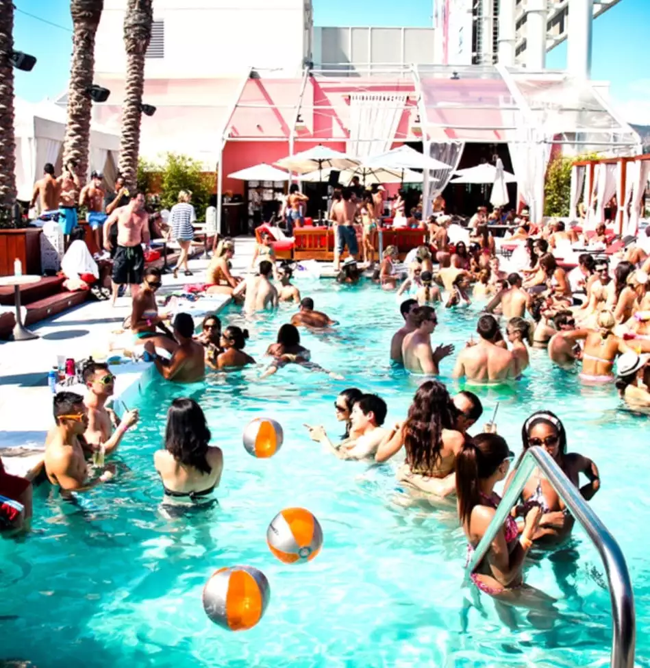 pool party chapiteau ballon gonflable beaucoup de monde dans la piscine
