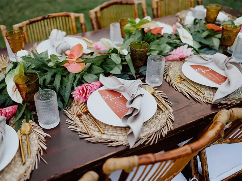 décoration mariage tropical chaise bambou rotin set de table chemin de table feuille