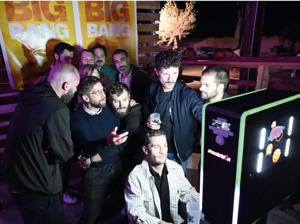 photo de groupe selfie borne photobooth shootnbox vegas les valseurs nuit hommes ring light écran tactile photocall