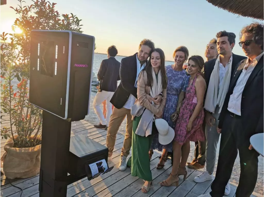 borne photo booth vegas shootnbox écran tactile plage mariage invités selfie groupe bord de mer coucher de soleil costume