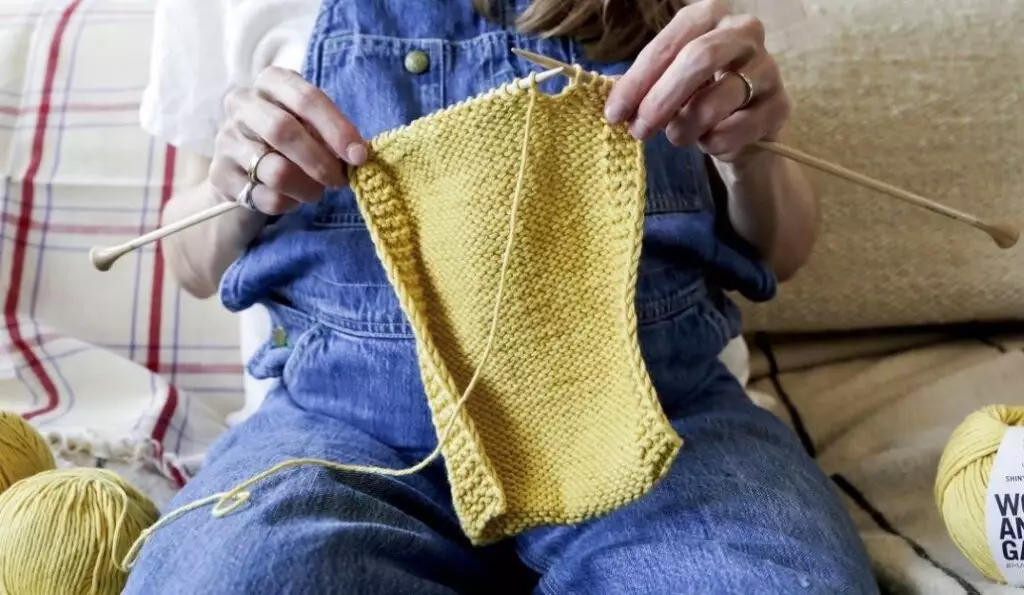 femme tricot maille laine jaune salopette jean