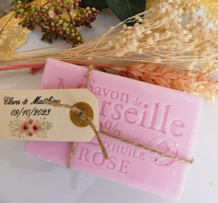 cadeau invité mariage savon marseille rose provence étiquette mariage clara mathieu