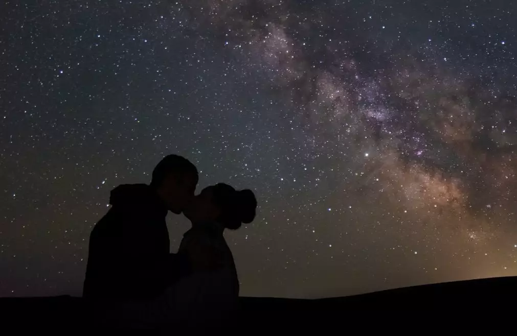 couple s'embrasse sous les étoiles constellations ciel étoilés