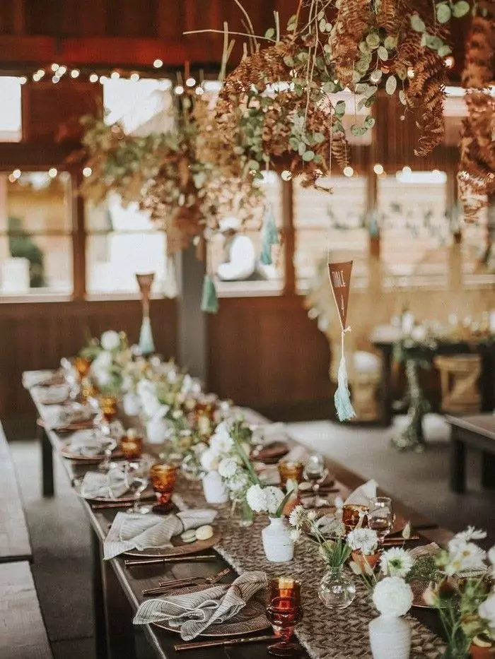 salle décoration mariage table bois style champêtre hauteur déco fleur chemin verriere