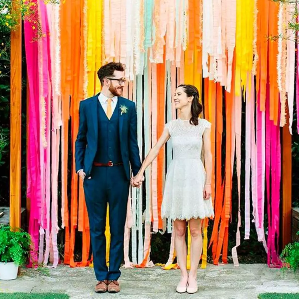 couple mariés photocall mur ruban couleur diy