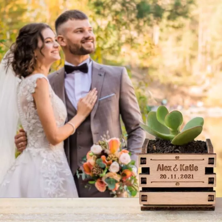 mini pot en bois plante succulente personnalisé mariage katie alex mariés bouquet