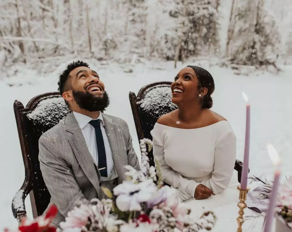 couple mariés mariage sous la neige bougie foret