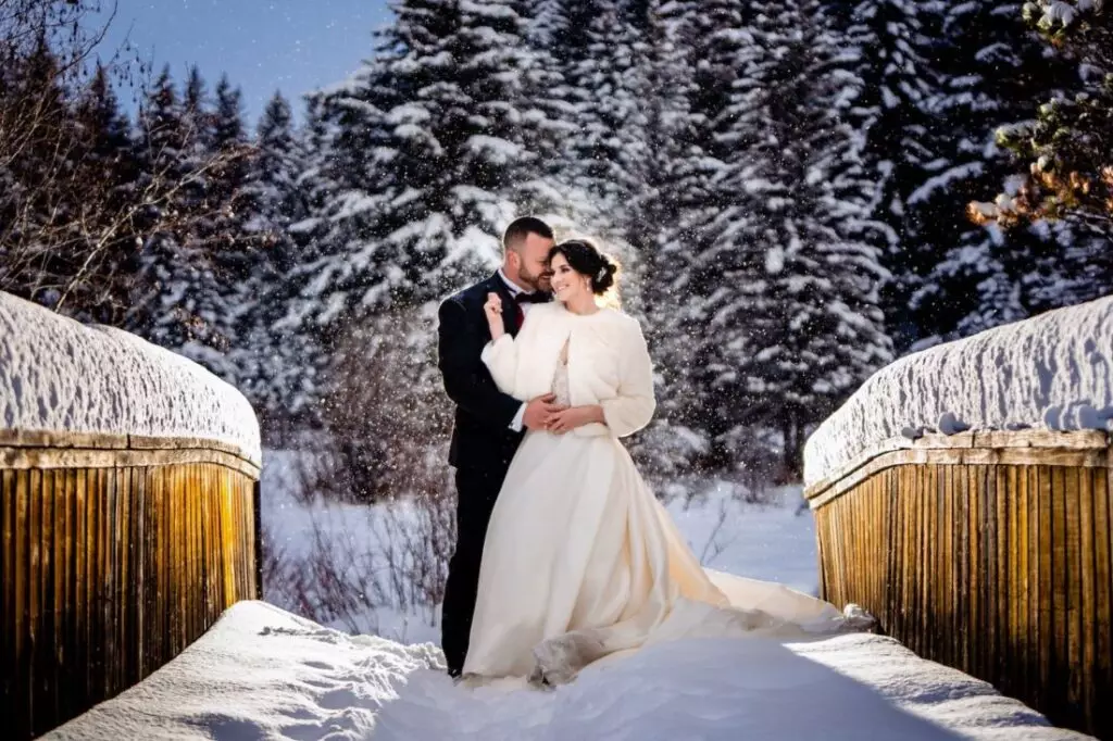 couple mariés hiver mariage neige pont photo robe mariés costume foret enneigée poudreuse