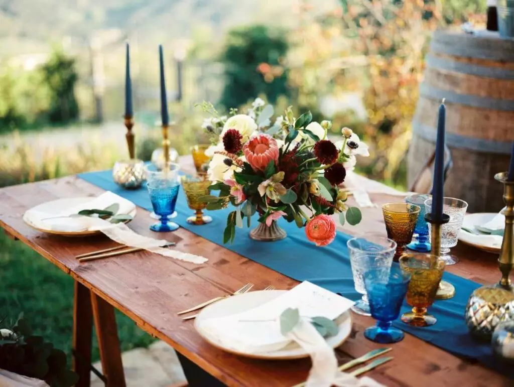table bois rustique chemin bleu bougie fleur vase verre mariage diner