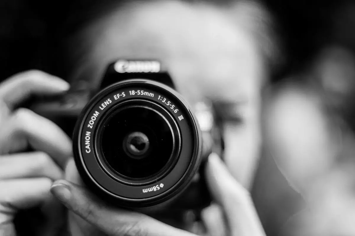 photographe macro objectif photo noir et blanc oeil canon 18 55