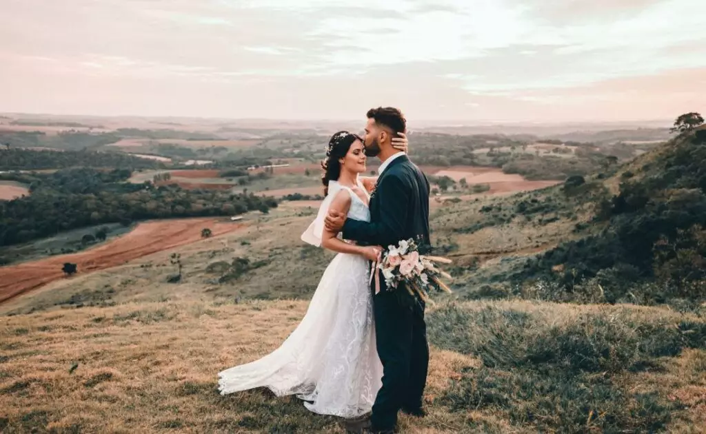 photographie de mariage paysage montagne couple mariés robe costume bouquet