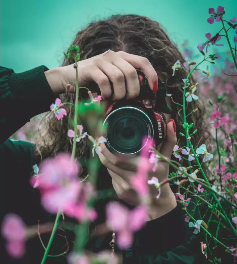 portrait photographe amateur samsung rouge plante fleurs roses champ flou objectif