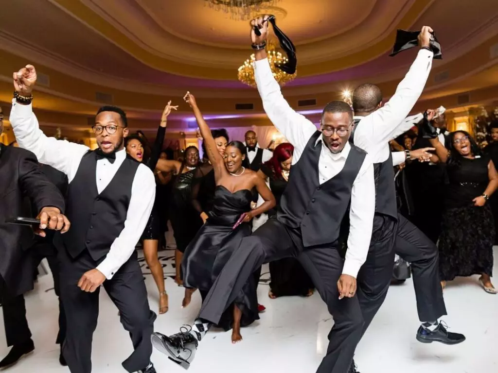 danse enligne mariage invités costume noir blanc flash mob