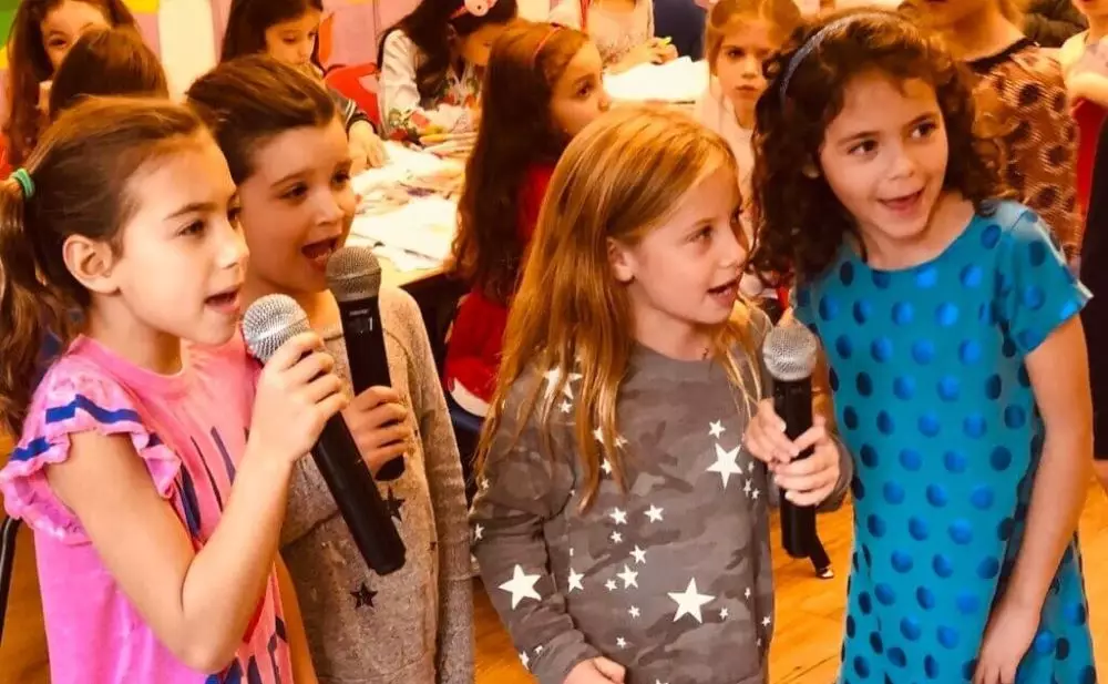 karaoke enfant micro fête chante 4 petite fille