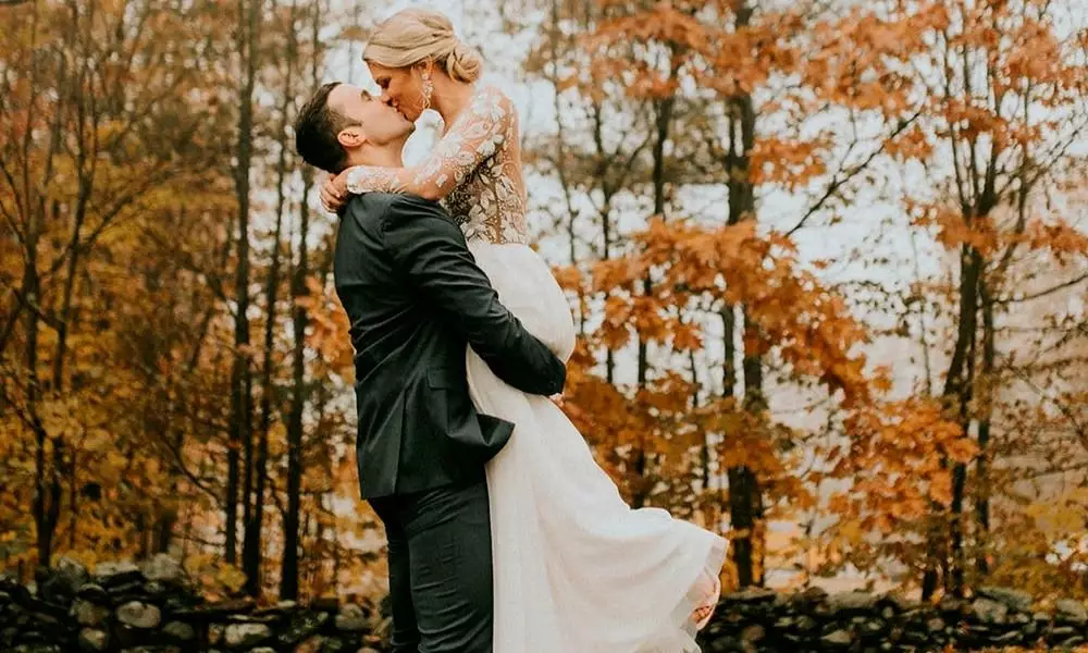 photographie de mariage couple mariés en foret lors de l'automne