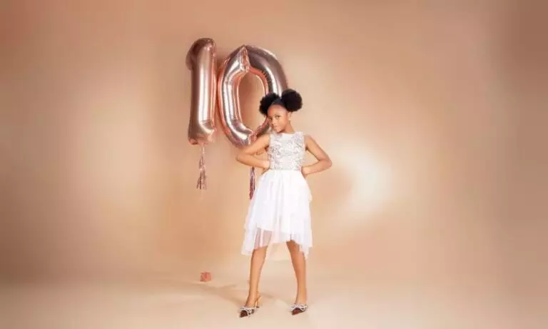 petite fille afro robe blanche photo anniversaire 10 ans chiffre ballon or rose