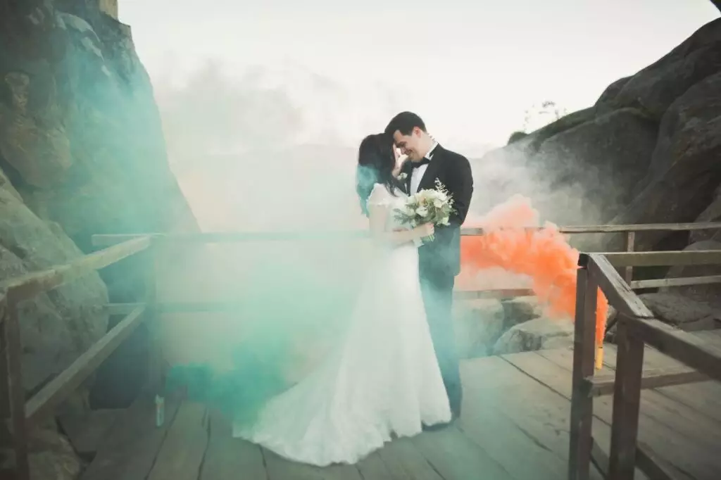 photo de mariage fumigène blanc robe mariée costume couple ponton pont